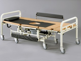 Multifunksjonell seng-rullestol-kombinasjon